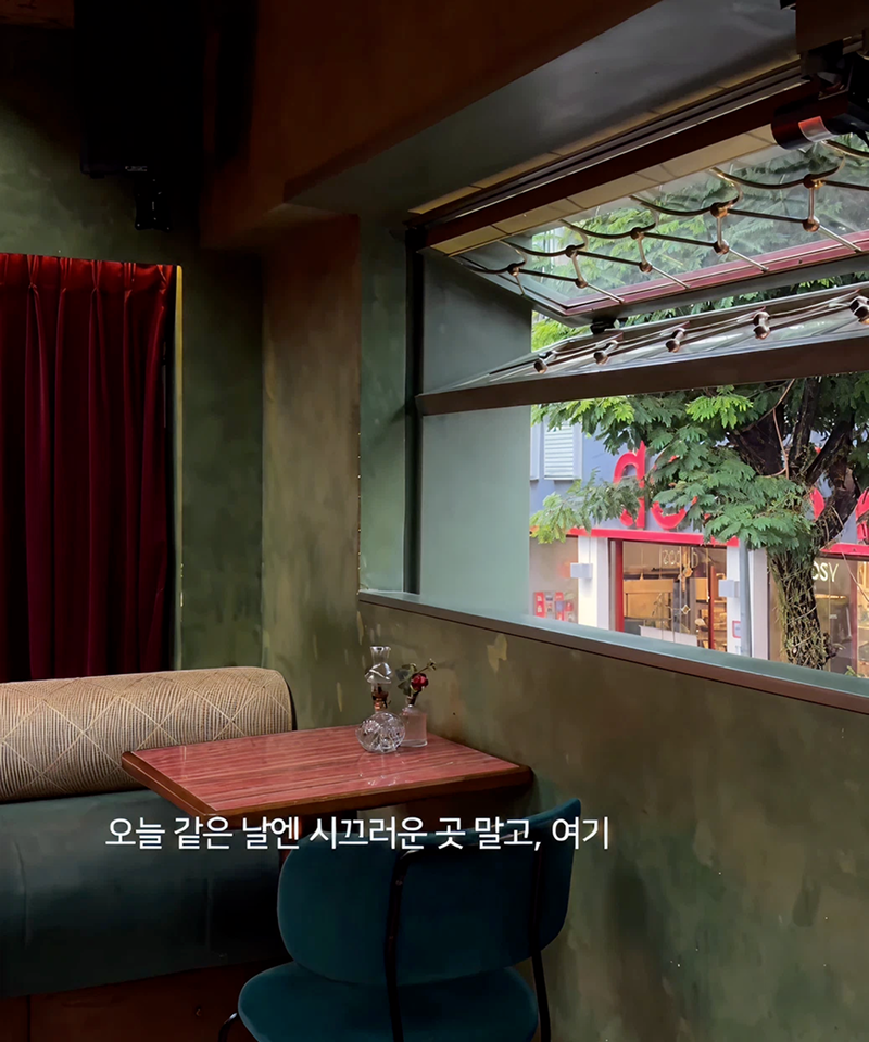 호치민 타오디엔의 아늑한 분위기 감성 칵테일 바 내부 인테리어와 창가 자리 | Không gian bên trong quán cocktail bar Thảo Điền ấm cúng, thiết kế nghệ thuật và góc cửa sổ chill