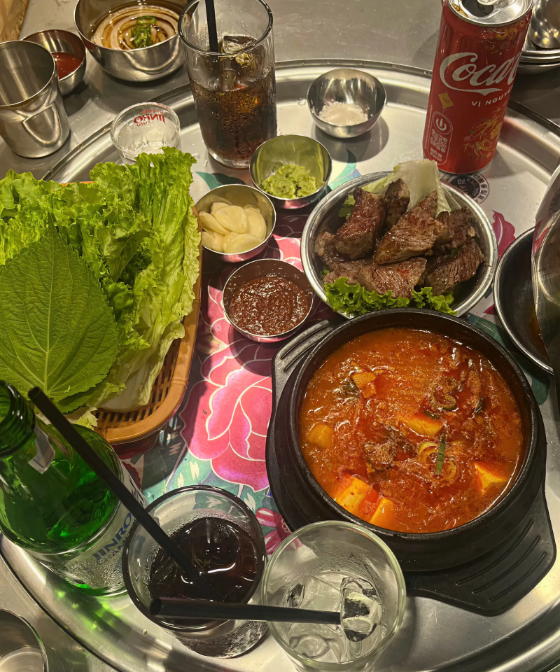 호치민 한식 맛집 솥뚜껑 고깃집의 푸짐한 한국식 바비큐 삼겹살과 목살 구이 | Bàn tiệc thịt nướng Hàn Quốc chuẩn vị với ba chỉ và cổ heo nướng nắp vung tại nhà hàng ẩm thực Hồ Chí Minh
