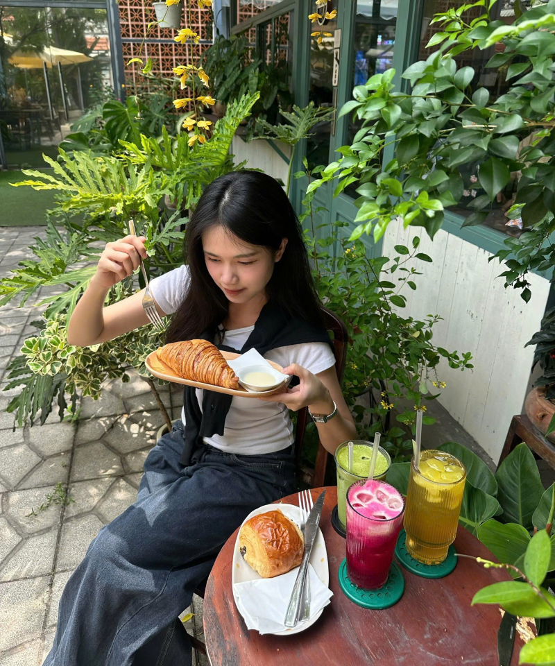 싱거운 분위기의 카페에서 즐기는 아침 데이트 타오디엔 카페 베이커리와 감성 음료 메뉴 | Thực đơn bánh sừng bò và thức uống giải nhiệt thanh mát cho buổi hẹn hò sáng tại quán cafe sân vườn Thảo Điền