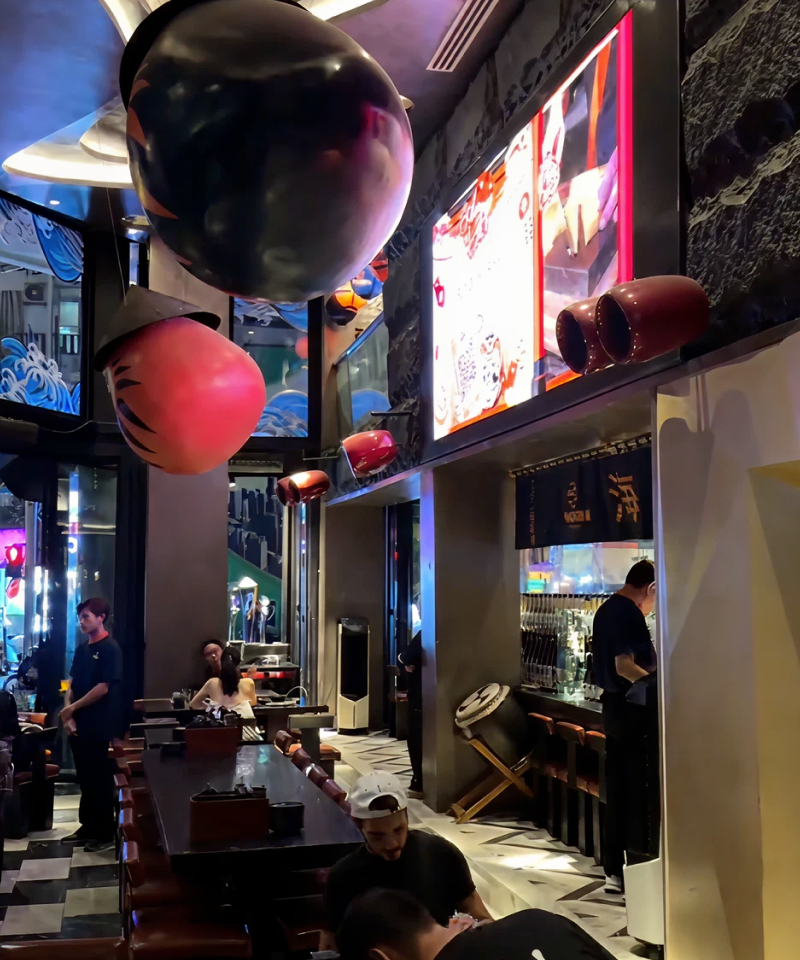 호치민 1군 일식맛집 노리(NORI) 세련된 분위기의 Modern Izakaya 내부 인테리어 | Không gian nội thất bên trong độc đáo, sang trọng và ngập tràn ánh lồng đèn rực rỡ tại nhà hàng Nhật Bản NORI Quận 1
