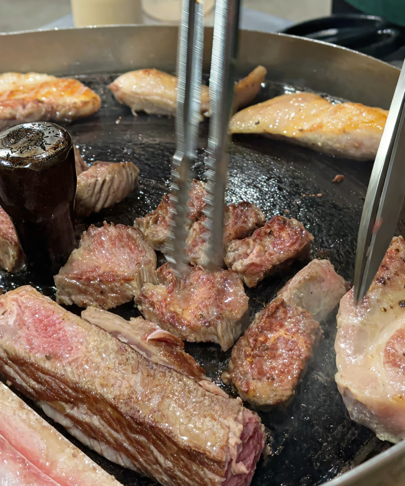 호치민 한식 맛집 솥뚜껑 고깃집의 푸짐한 한국식 바비큐 삼겹살과 목살 구이 | Bàn tiệc thịt nướng Hàn Quốc chuẩn vị với ba chỉ và cổ heo nướng nắp vung tại nhà hàng ẩm thực Hồ Chí Minh