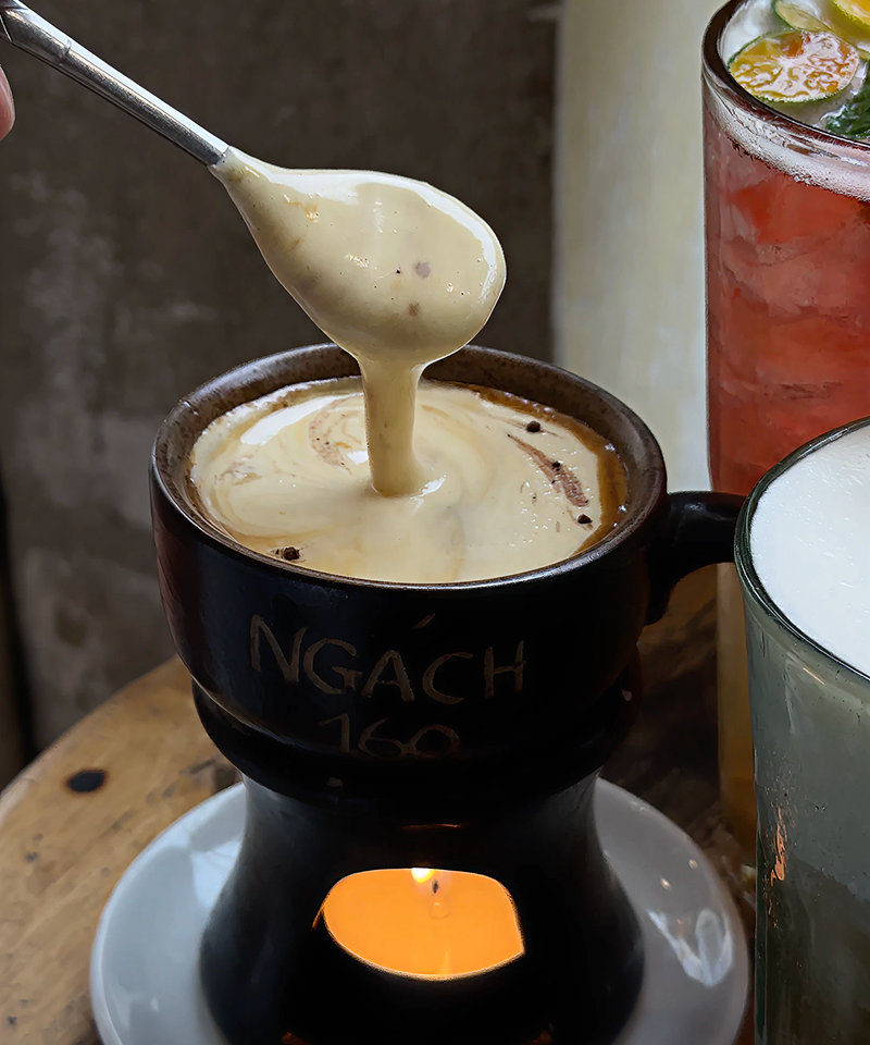빈탄 카페 Ngách 160 클래식 스타일 작은 하노이 감성의 에그커피와 시그니처 음료 | Các món đồ uống đặc sản và cà phê trứng chuẩn vị Hà Nội tại quán Ngách 160 Bình Thạnh