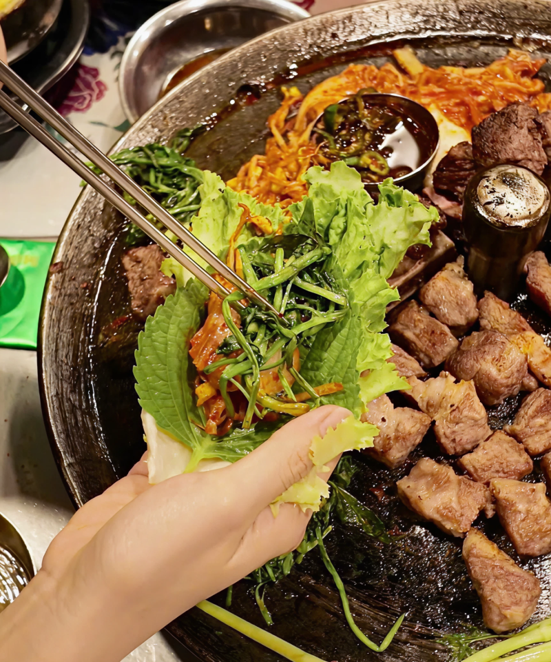 호치민 한식 맛집 솥뚜껑 고깃집의 푸짐한 한국식 바비큐 삼겹살과 목살 구이 | Bàn tiệc thịt nướng Hàn Quốc chuẩn vị với ba chỉ và cổ heo nướng nắp vung tại nhà hàng ẩm thực Hồ Chí Minh