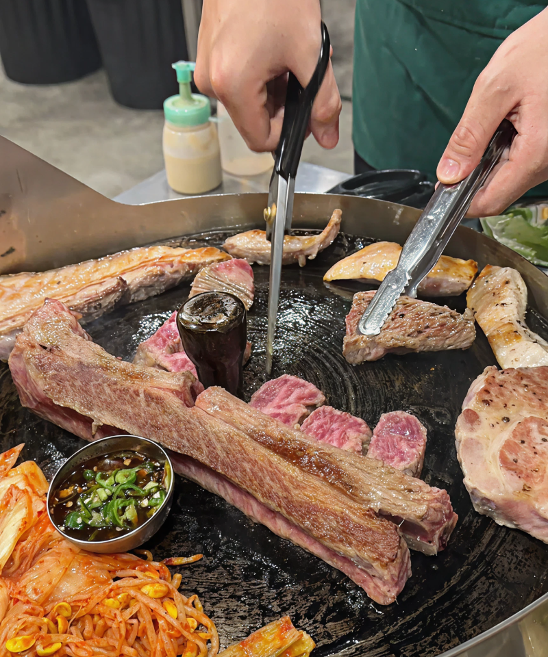 호치민 한식 맛집 솥뚜껑 고깃집의 푸짐한 한국식 바비큐 삼겹살과 목살 구이 | Bàn tiệc thịt nướng Hàn Quốc chuẩn vị với ba chỉ và cổ heo nướng nắp vung tại nhà hàng ẩm thực Hồ Chí Minh