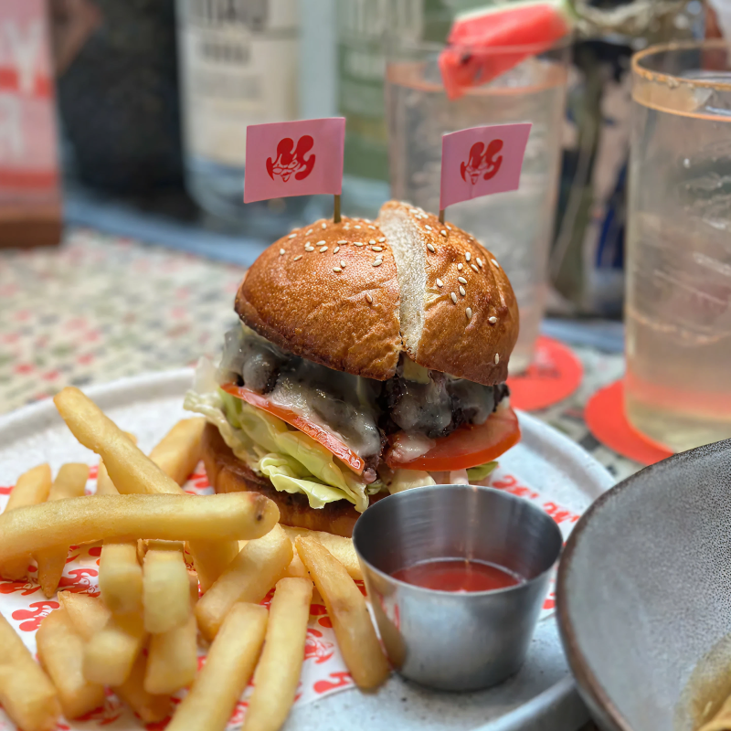 호치민 타오디엔의 아늑한 분위기 감성 칵테일 바 맛있는 안주 메뉴와 수제 칵테일 | Các món ăn hấp dẫn và cocktail đặc trưng tại quán cocktail bar Thảo Điền không gian ấm cúng