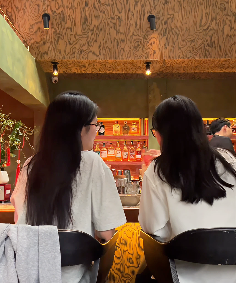 호치민 타오디엔의 아늑한 분위기 감성 칵테일 바 내부 인테리어와 창가 자리 | Không gian bên trong quán cocktail bar Thảo Điền ấm cúng, thiết kế nghệ thuật và góc cửa sổ chill