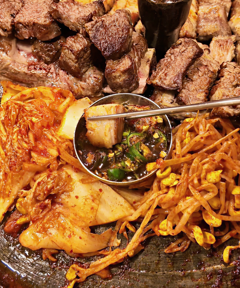호치민 한식 맛집 솥뚜껑 고깃집의 푸짐한 한국식 바비큐 삼겹살과 목살 구이 | Bàn tiệc thịt nướng Hàn Quốc chuẩn vị với ba chỉ và cổ heo nướng nắp vung tại nhà hàng ẩm thực Hồ Chí Minh