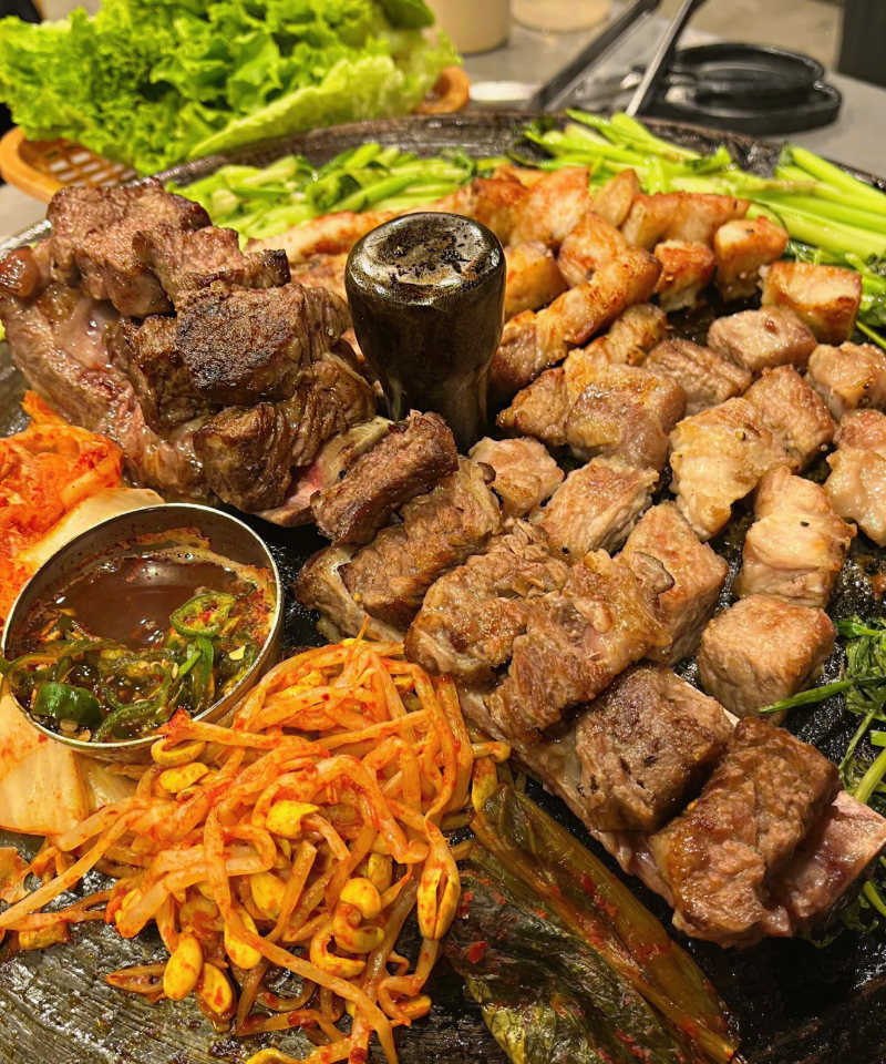 호치민 한식 맛집 솥뚜껑 고깃집의 푸짐한 한국식 바비큐 삼겹살과 목살 구이 | Bàn tiệc thịt nướng Hàn Quốc chuẩn vị với ba chỉ và cổ heo nướng nắp vung tại nhà hàng ẩm thực Hồ Chí Minh