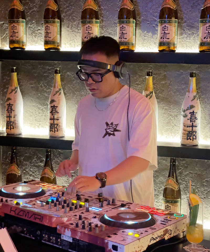 호치민 1군 일식맛집 노리(NORI) 분위기 좋은 Modern Izakaya DJ 라이브 공연 콘솔 전경 | Màn trình diễn DJ live sôi động và cận cảnh bàn mix nhạc chuyên nghiệp tại nhà hàng Nhật Bản NORI Modern Izakaya Quận 1