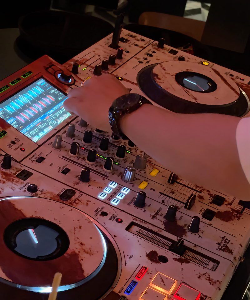 호치민 1군 일식맛집 노리(NORI) 분위기 좋은 Modern Izakaya DJ 라이브 공연 콘솔 전경 | Màn trình diễn DJ live sôi động và cận cảnh bàn mix nhạc chuyên nghiệp tại nhà hàng Nhật Bản NORI Modern Izakaya Quận 1